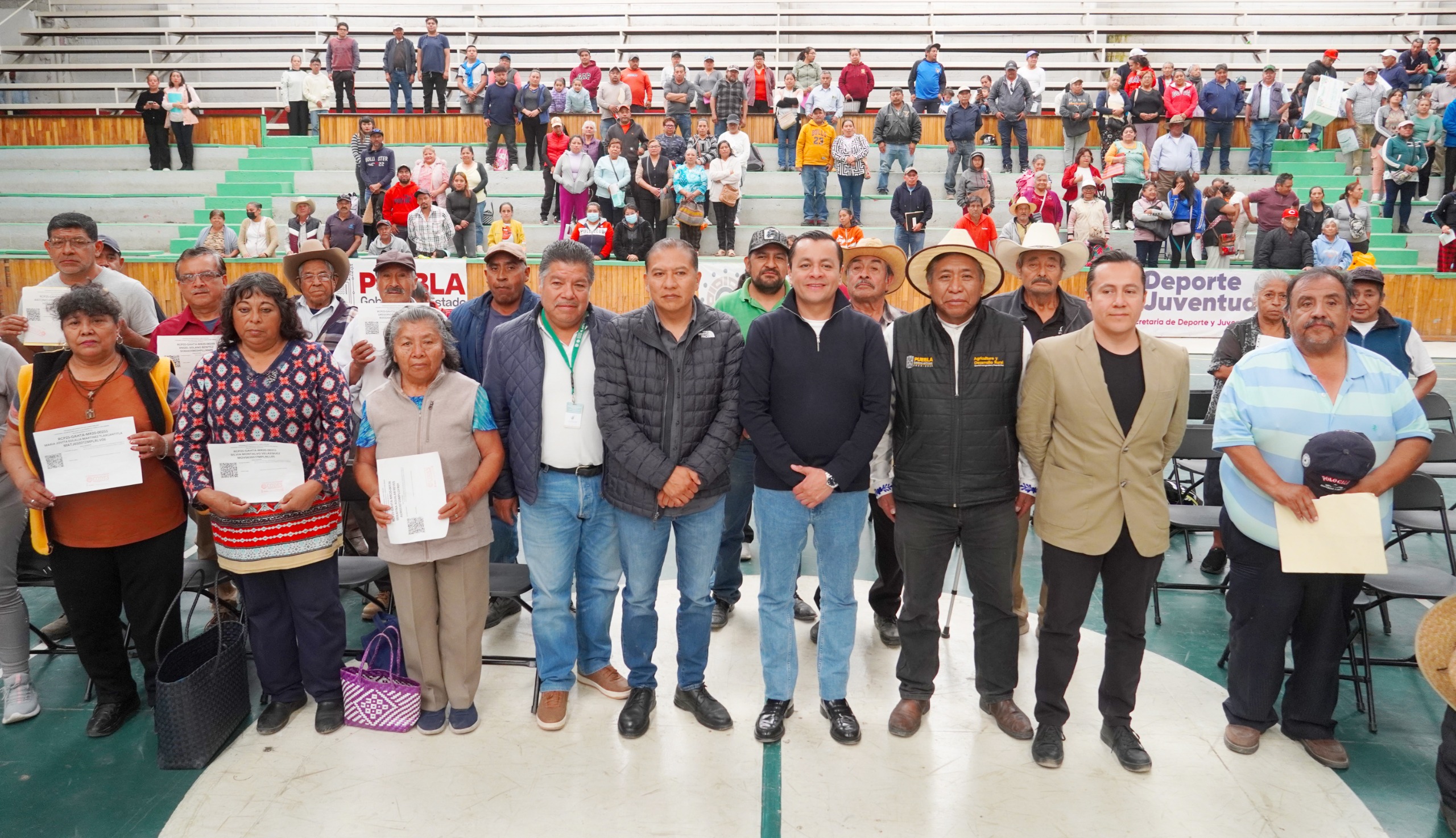 Texmelucan y Gobierno del Estado entregan 340 huertos y granjas de traspatio a familias del municipio