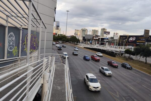 La instalación de semáforos en la Vía Atlixcáyotl podría aumentar hasta 45 minutos los tiempos de traslado, por lo que el proyecto sigue en análisis.