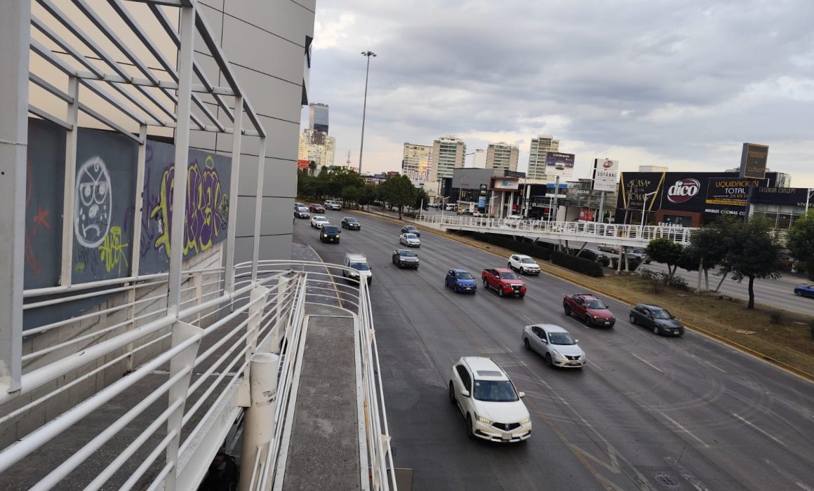 Semáforos en la Vía Atlixcáyotl podrían generar demoras de hasta 45 minutos, justifica Gobierno