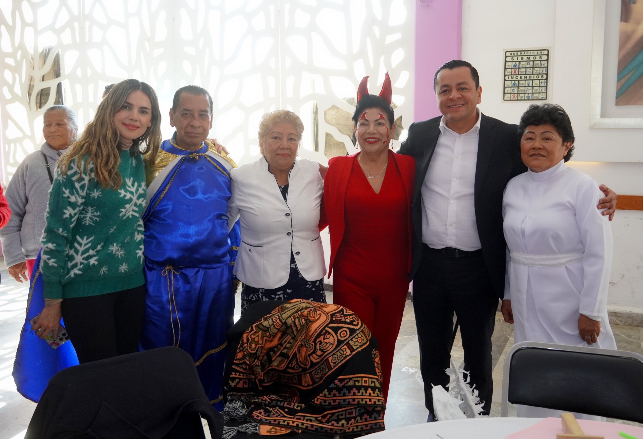 Adultos mayores de la estancia “Nuevo Amanecer” celebraron una posada en San Martín Texmelucan, para promover la convivencia y el bienestar.