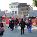 Artesanía, tradición y espíritu navideño se encuentran en la Villa Artesanal Navideña 2025, en pleno Centro Histórico de Puebla.