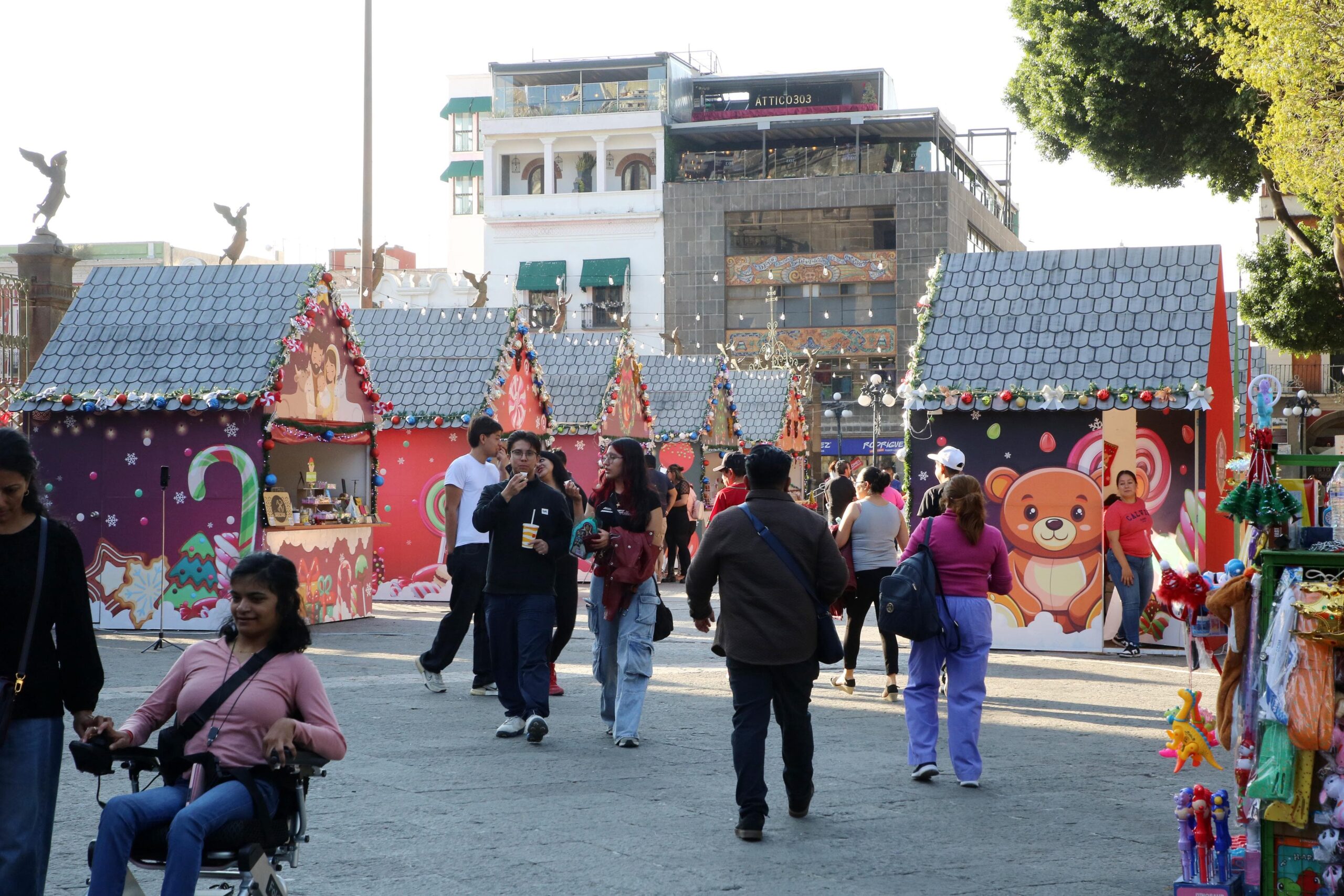 Artesanía, tradición y espíritu navideño se encuentran en la Villa Artesanal Navideña 2025, en pleno Centro Histórico de Puebla.