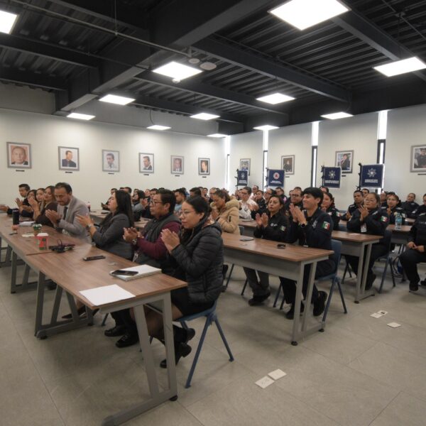 Imparten conferencia especializada para prevenir el desgaste emocional en operadores de emergencias de la SSC en Puebla.