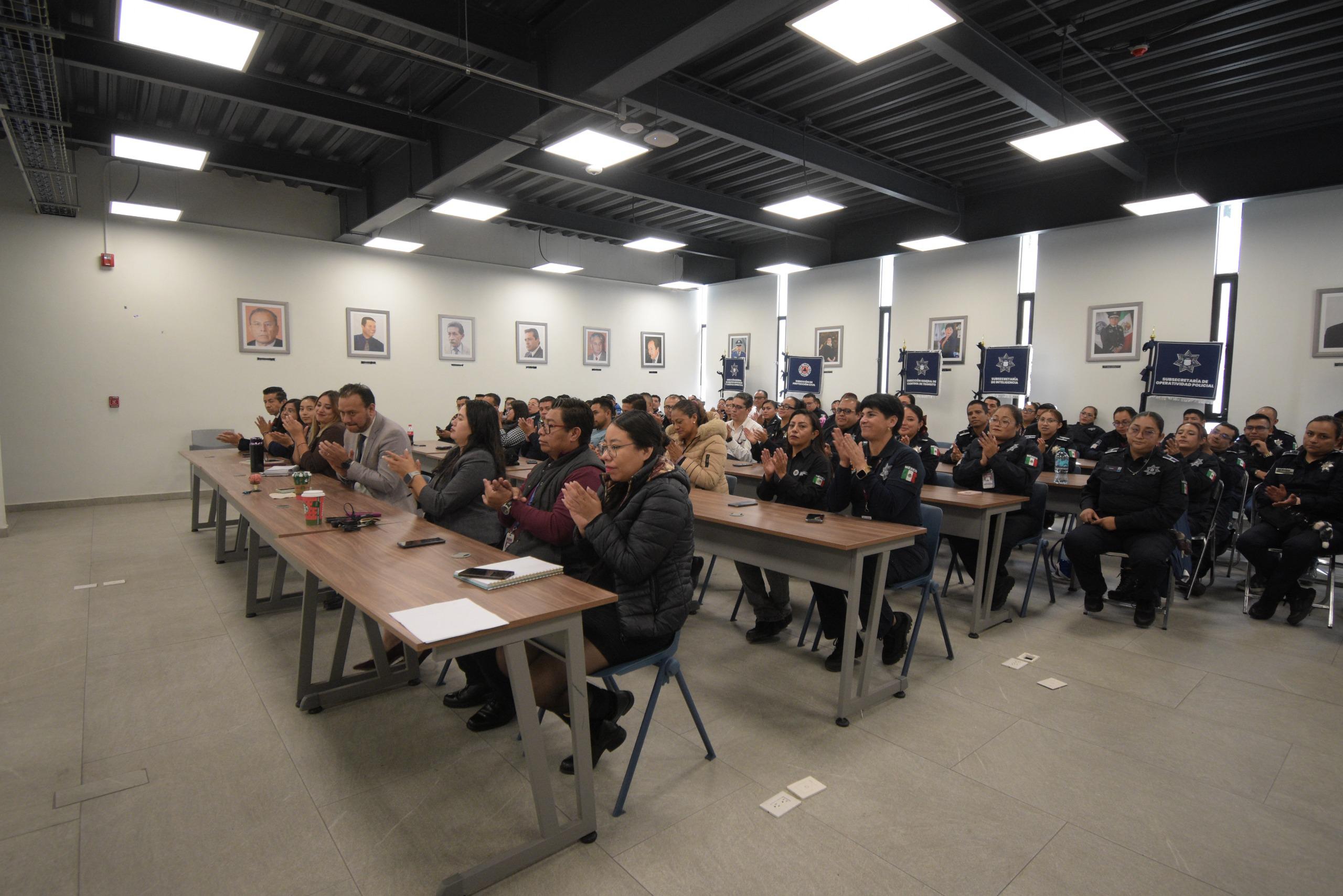 Imparten conferencia especializada para prevenir el desgaste emocional en operadores de emergencias de la SSC en Puebla.