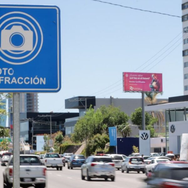 En 2026, fotomultas y adeudos fiscales impedirán obtener la tenencia gratuita, advierte el gobierno estatal.