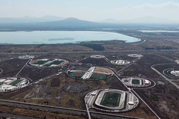 El debate sobre el futuro del terreno donde se proyectó el nuevo aeropuerto volvió a escena con un recorrido presidencial que puso el acento en el cambio de rumbo. IMAGEN: Gobierno de México.