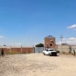 Ejército y Guardia Nacional aseguraron un predio usado como centro de acopio de huachicol en Tlaxcala.