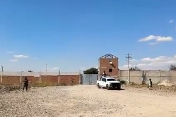 Ejército y Guardia Nacional aseguraron un predio usado como centro de acopio de huachicol en Tlaxcala.