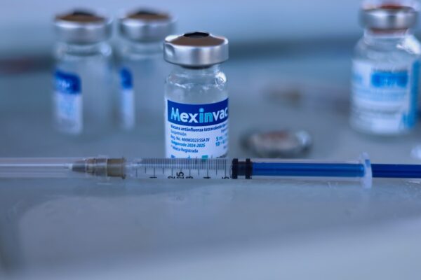 Solo 40% de los pacientes en hospitales públicos de Puebla están vacunados contra influenza y Covid, pese a que hay dosis suficientes y la meta es llegar a 2 millones de personas. FOTO: Respuesta Michoacán.