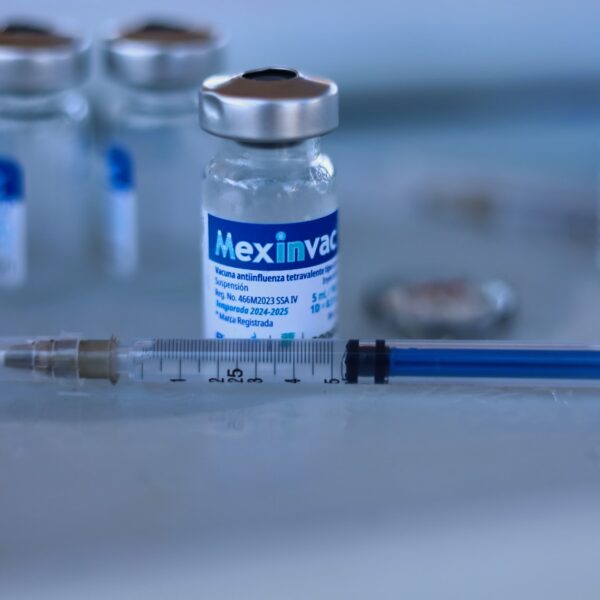 Solo 40% de los pacientes en hospitales públicos de Puebla están vacunados contra influenza y Covid, pese a que hay dosis suficientes y la meta es llegar a 2 millones de personas. FOTO: Respuesta Michoacán.