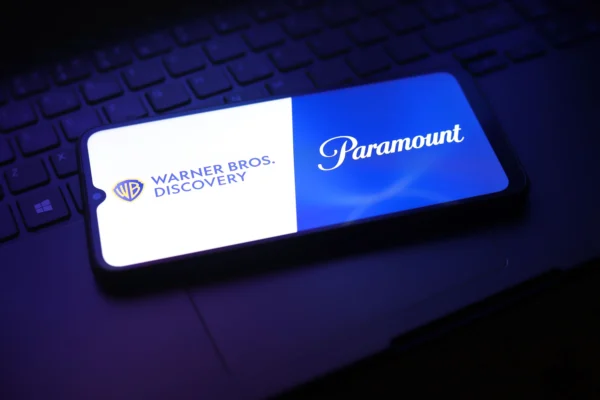 Warner Bros. Discovery enfrenta una oferta hostil mientras su consejo directivo define el rumbo de la compañía entre dos gigantes del sector. IMAGEN: EF.