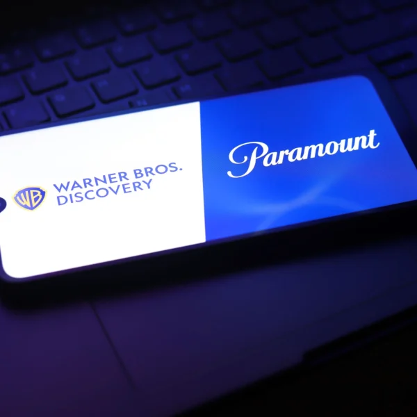 Warner Bros. Discovery enfrenta una oferta hostil mientras su consejo directivo define el rumbo de la compañía entre dos gigantes del sector. IMAGEN: EF.