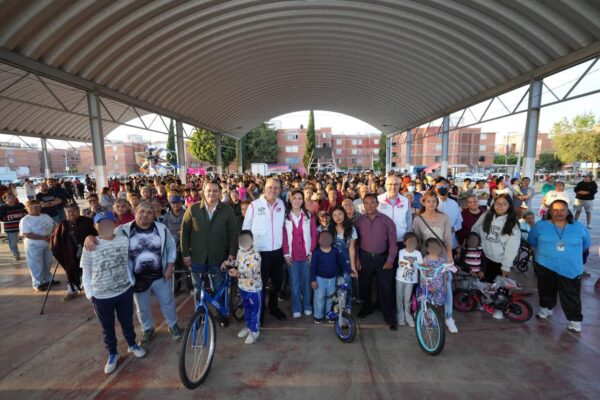 Familia poblanas convivieron en las posadas de “Vive el invierno de la capital”, recibiendo cobertores ante el inicio de las bajas temperaturas y momentos de calidez en grupo.