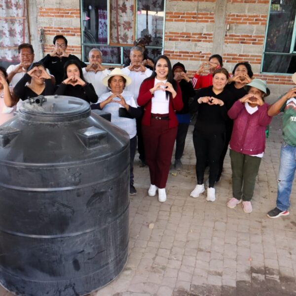 El Gobierno Municipal de San Pedro Cholula refuerza sus programas de apoyo para familias en situación vulnerable entregando depósitos de agua en San Cristóbal Tepontla.