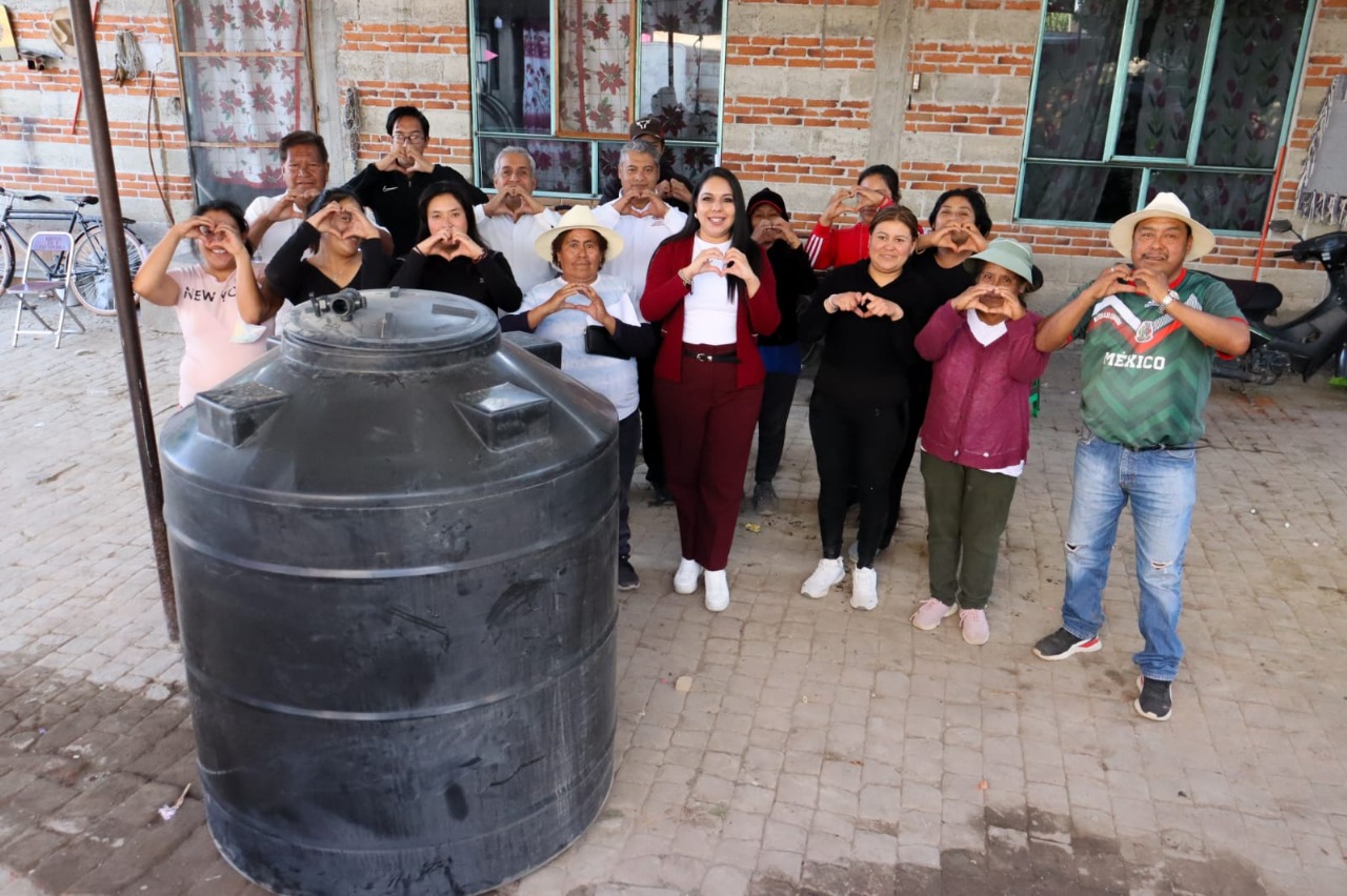 El Gobierno Municipal de San Pedro Cholula refuerza sus programas de apoyo para familias en situación vulnerable entregando depósitos de agua en San Cristóbal Tepontla.