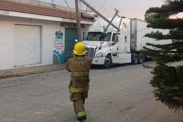 Protección Civil respondió inmediatamente para atender riesgos relacionados con infraestructura eléctrica.