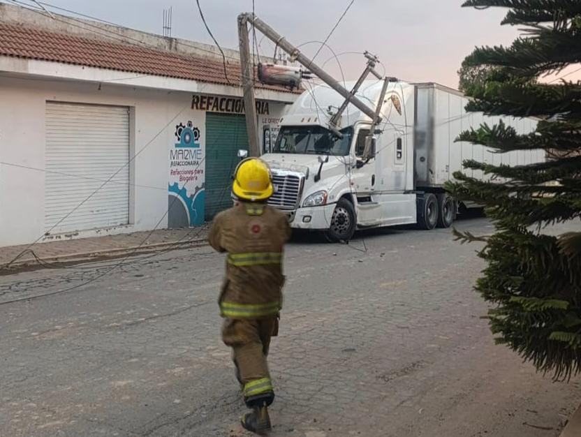 Protección Civil de San Pedro Cholula atiende incidentes por poste dañado y corto circuito