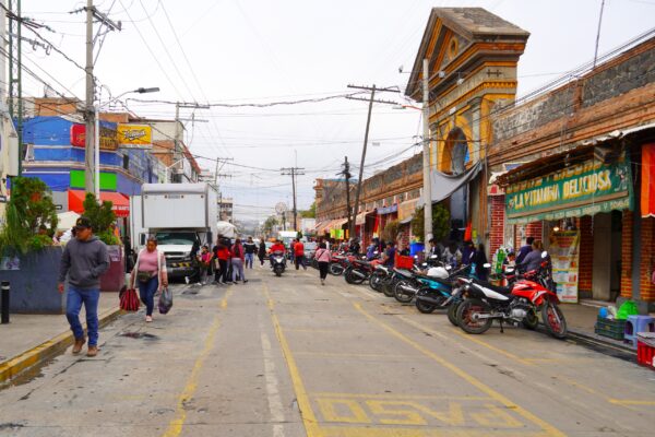 Autoridades y comerciantes de Texmelucan lograron acuerdos para reforzar la vigilancia, ajustar horarios para el manejo de residuos y supervisar instalaciones buscando un entorno más seguro y funcional