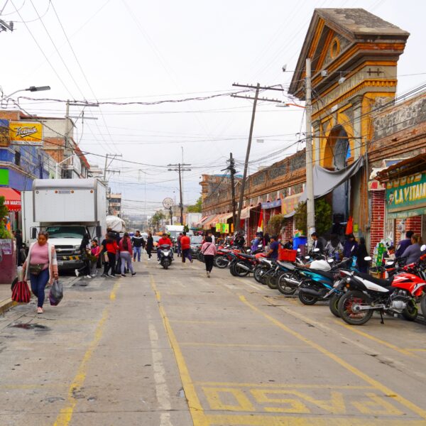 Autoridades y comerciantes de Texmelucan lograron acuerdos para reforzar la vigilancia, ajustar horarios para el manejo de residuos y supervisar instalaciones buscando un entorno más seguro y funcional