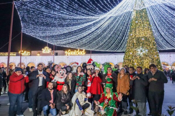 La Plaza de la Concordia se convirtió en punto de encuentro para miles de familias en una noche marcada por la tradición, la música y el ambiente decembrino.