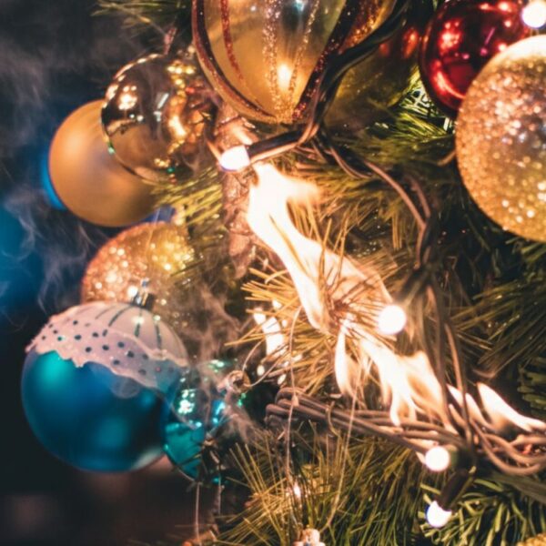 En temporada navideña, los incendios en casas de Puebla aumentan hasta 20% por fallas eléctricas en luces y adornos, advierten autoridades.