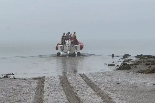 Una aeronave de la Semar que realizaba un vuelo de apoyo médico cayó en Galveston, Texas. FOTO: Fox 26.