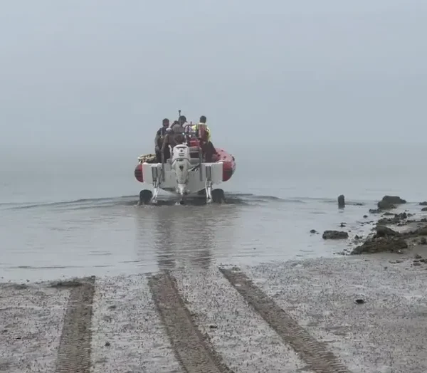 Una aeronave de la Semar que realizaba un vuelo de apoyo médico cayó en Galveston, Texas. FOTO: Fox 26.
