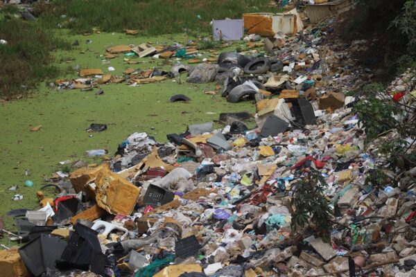 Puebla cerró 2025 con al menos 87 tiraderos clandestinos que ponen en riesgo ríos, acuíferos y la salud pública, alertó la Asociación Mexicana por el Medio Ambiente.