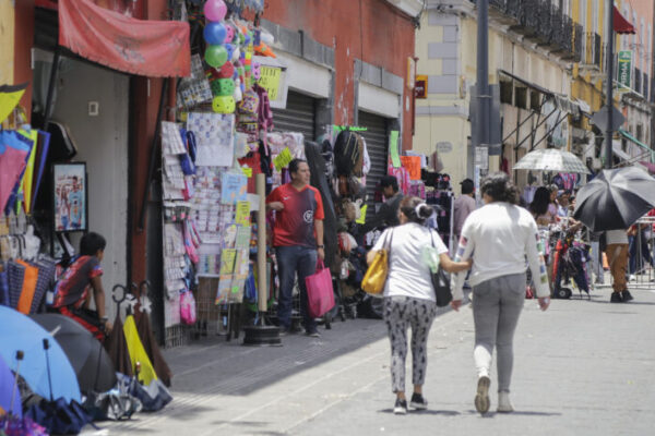 El Ayuntamiento autorizó 550 permisos temporales para ambulantes en Puebla, con operación regulada en La Villita, Analco, La Margarita y el corredor 5 de Mayo. FOTO: Tribuna Noticias.