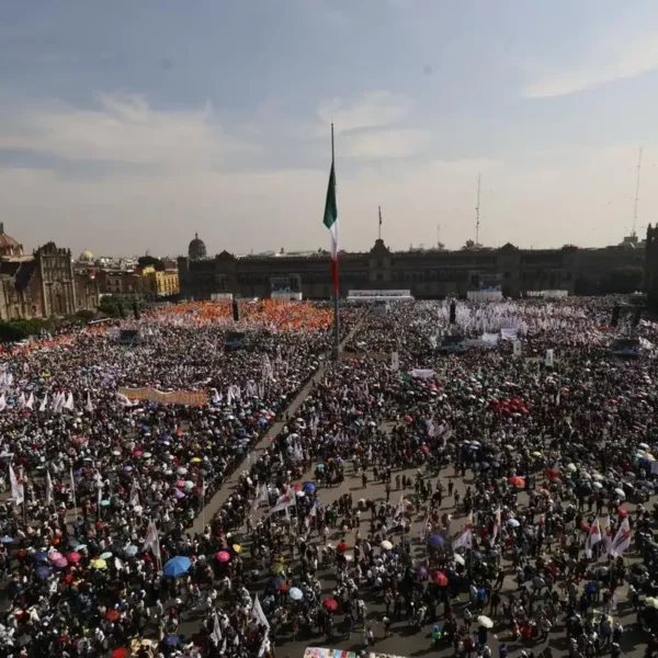 Claudia Sheinbaum encabezó en el Zócalo la celebración por los siete años de la Cuarta Transformación, donde presentó un recuento de los logros de su movimiento. FOTO: La Jornada.