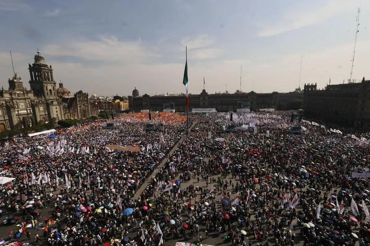 Claudia Sheinbaum encabezó en el Zócalo la celebración por los siete años de la Cuarta Transformación, donde presentó un recuento de los logros de su movimiento. FOTO: La Jornada.