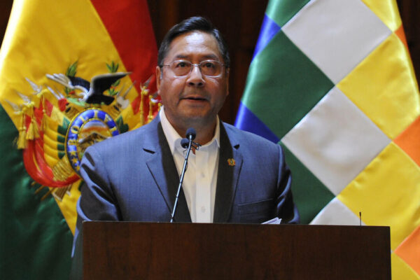 La detención del expresidente boliviano Luis Arce generó desconcierto y tensión política en La Paz, luego de que fuera trasladado sin previo aviso a instalaciones policiales. FOTO: AFP.