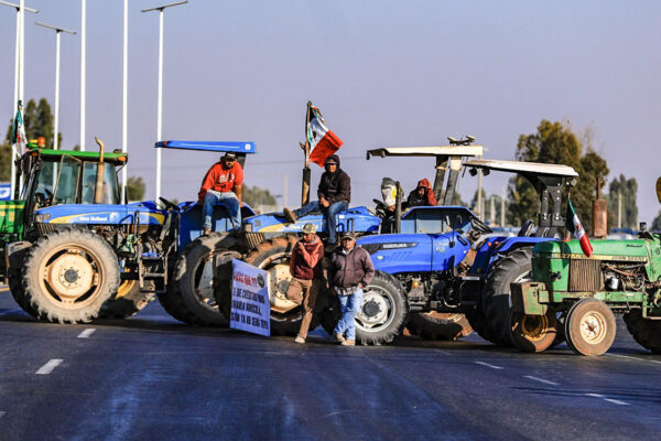 Transportistas y agricultores preparan nuevos bloqueos carreteros tras romper negociaciones con el Gobierno Federal. FOTO: Aristegui Noticias.