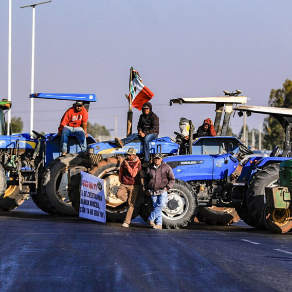 Transportistas y agricultores preparan nuevos bloqueos carreteros tras romper negociaciones con el Gobierno Federal. FOTO: Aristegui Noticias.