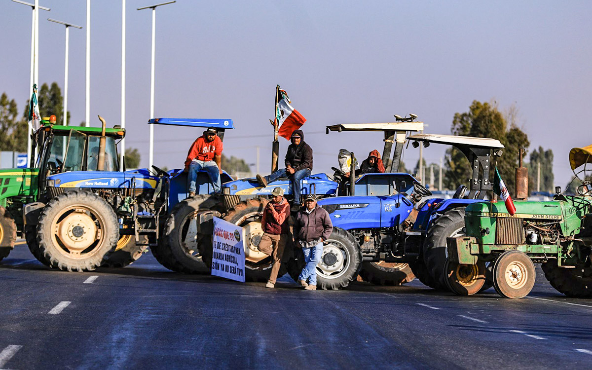 Transportistas y agricultores preparan nuevos bloqueos carreteros tras romper negociaciones con el Gobierno Federal. FOTO: Aristegui Noticias.