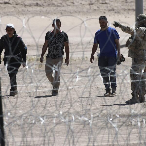 Testimonios recientes revelan que personas que siguen su proceso de asilo conforme a la ley están siendo detenidas por ICE y enviadas a cárceles ante el colapso de los centros migratorios. FOTO: AP.
