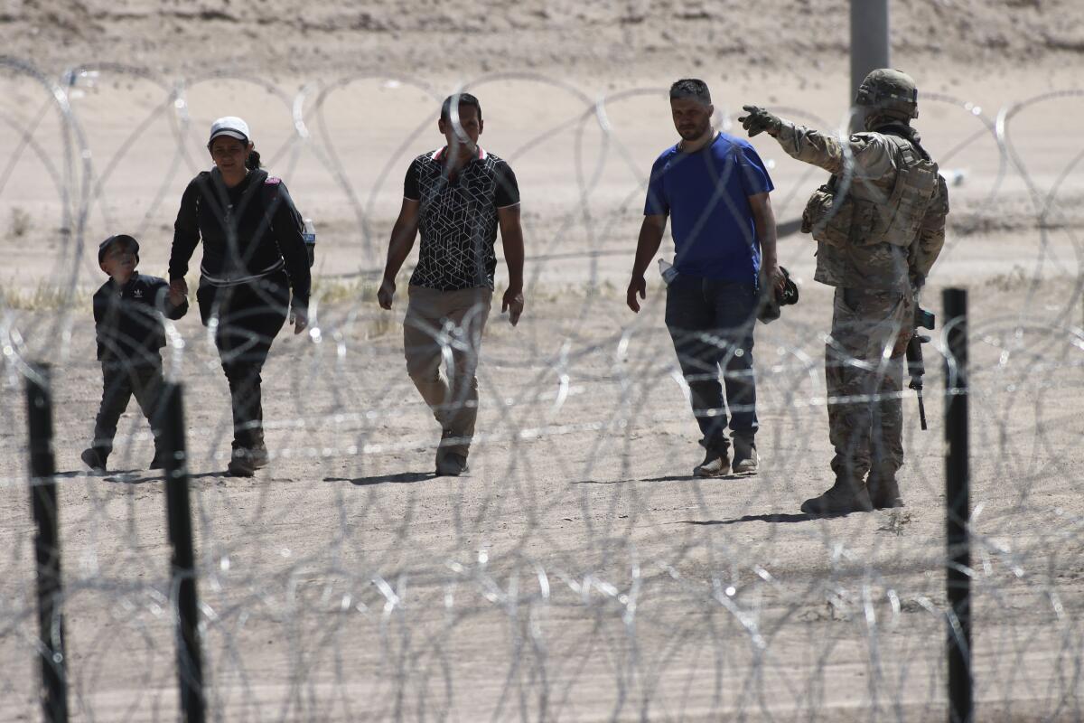 Testimonios recientes revelan que personas que siguen su proceso de asilo conforme a la ley están siendo detenidas por ICE y enviadas a cárceles ante el colapso de los centros migratorios. FOTO: AP.