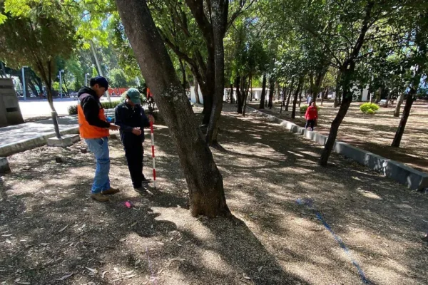 Los estudios de campo y las primeras marcas en parques y espacios públicos empiezan a mostrar cómo se materializa el proyecto del Cablebús en Puebla. FOTO: El Sol de Puebla.