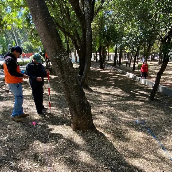Los estudios de campo y las primeras marcas en parques y espacios públicos empiezan a mostrar cómo se materializa el proyecto del Cablebús en Puebla. FOTO: El Sol de Puebla.