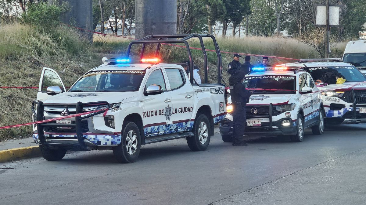 Se encendieron las alertas en Amozoc: el cuerpo de un hombre con visibles signos de violencia fue localizado a un costado del Periférico Ecológico. FOTO: Es Imagen.