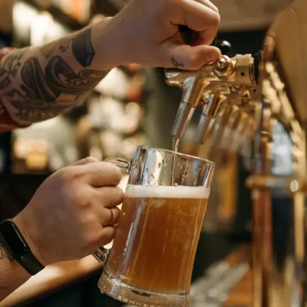 Las cervezas mexicanas que durante años dominaron el mercado estadounidense atraviesan un momento complejo. FOTO: Pexels.