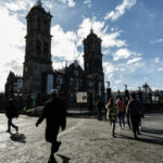 Año Nuevo con frío matutino en Puebla. 2026 llega a la capital con temperaturas de entre 10 y 21 °C, con sol durante el día, aire seco y sin probabilidad de lluvia. FOTO: Tribuna Noticias.