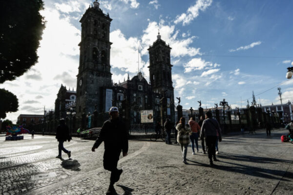 Año Nuevo con frío matutino en Puebla. 2026 llega a la capital con temperaturas de entre 10 y 21 °C, con sol durante el día, aire seco y sin probabilidad de lluvia. FOTO: Tribuna Noticias.