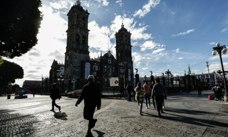 Año Nuevo con frío matutino en Puebla. 2026 llega a la capital con temperaturas de entre 10 y 21 °C, con sol durante el día, aire seco y sin probabilidad de lluvia. FOTO: Tribuna Noticias.
