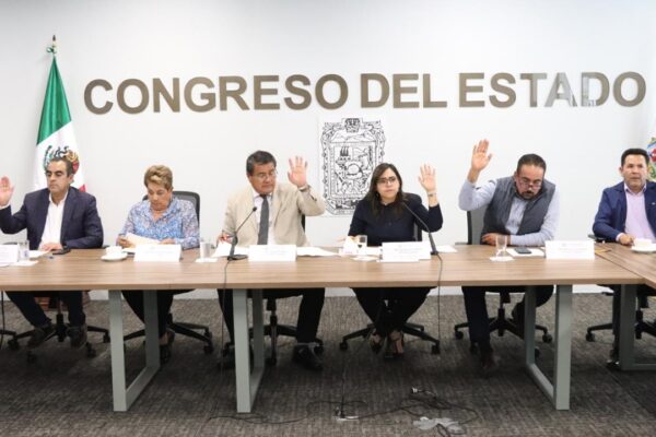 La modificación a la cuota mínima del predial e incorporación de municipios al cobro por alumbrado público avanzaron a las Leyes de Ingresos Municipales 2026. FOTO: La Jornada de Oriente.