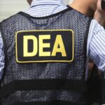 Exagente de la DEA y socio son acusados en Estados Unidos por lavado de dinero y apoyo al CJNG Un acta de acusación en Nueva York destapó una red que involucra a un exagente de alto nivel de la DEA y a un socio suyo, señalados por colaborar con el cártel CJNG. FOTO: AP.