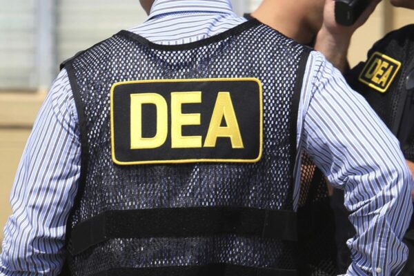 Un acta de acusación en Nueva York destapó una red que involucra a un exagente de alto nivel de la DEA y a un socio suyo, señalados por colaborar con el cártel CJNG. FOTO: AP.