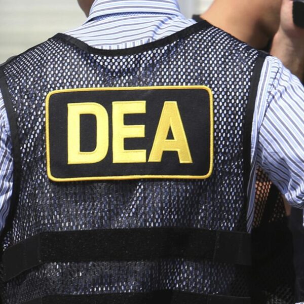 Un acta de acusación en Nueva York destapó una red que involucra a un exagente de alto nivel de la DEA y a un socio suyo, señalados por colaborar con el cártel CJNG. FOTO: AP.