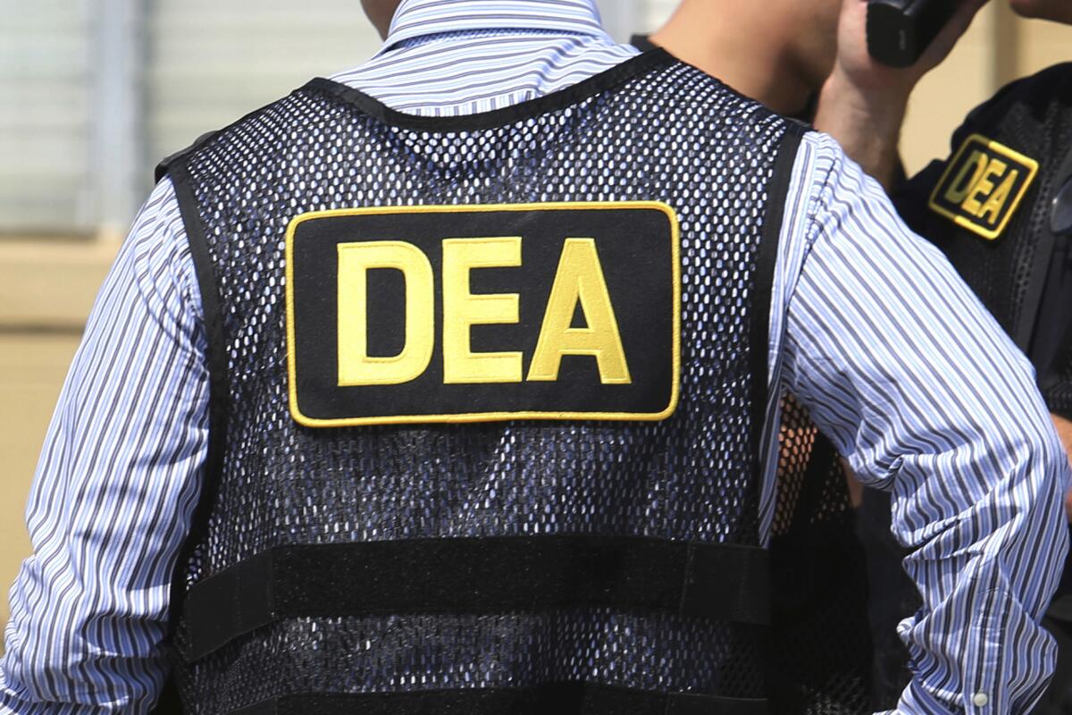 Exagente de la DEA y socio son acusados en Estados Unidos por lavado de dinero y apoyo al CJNG