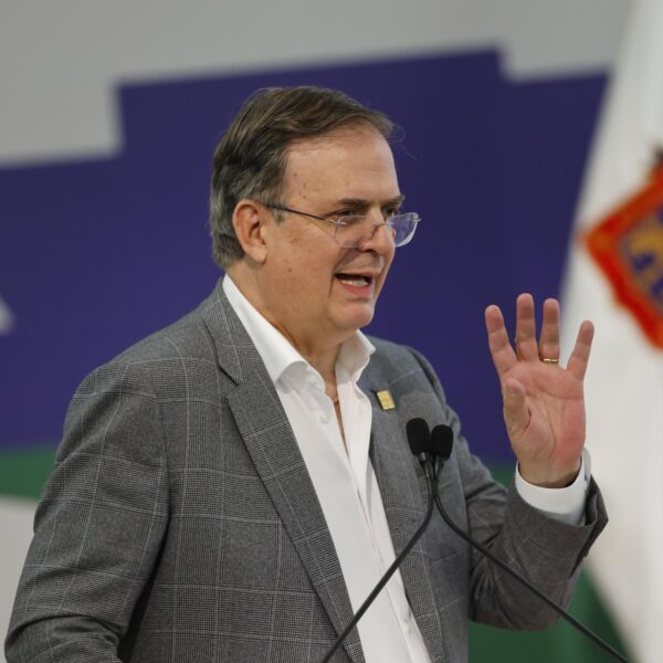 Ebrard defendió la decisión de México de ajustar los aranceles a vehículos asiáticos. FOTO: EFE.